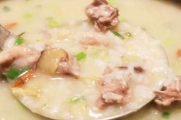 水东鸭粥-由鸬鸭、粳米制成的粤菜