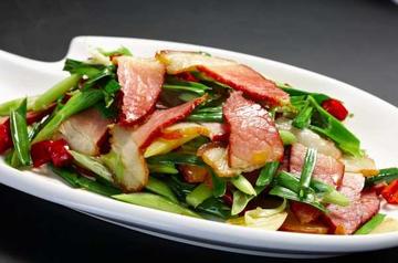 蒜苗腊肉-以蒜苗、腊肉为主材制成的湘菜