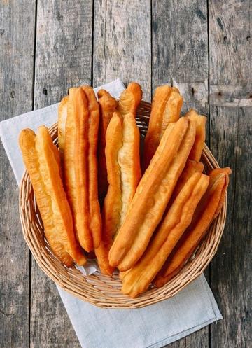 油条-以小麦粉为主料制成的油炸食品
