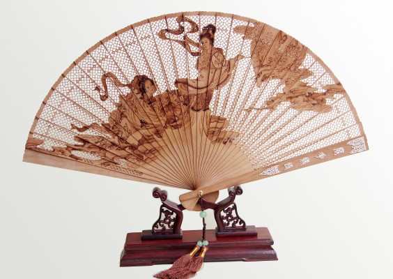 中国　唐木紫檀枠　山水人物彫　檀香宮扇　団扇　証明書付　C　8311 中国 唐木紫檀枠 山水人物彫 檀香宮扇 団扇 証明書付 C 8311