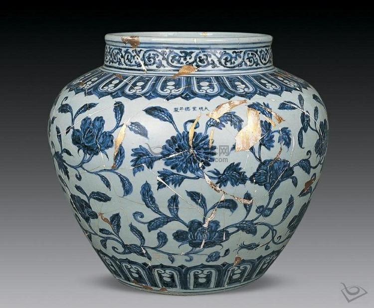 青花纏枝花紋観音瓶 同治年製 台湾 款 唐物 A845 A rare blue and white 'floral' stem cup, Mark and period of