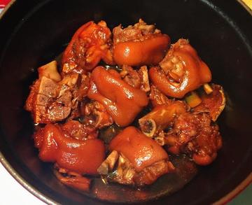 炖猪蹄-以猪蹄，黄豆为主料的菜品