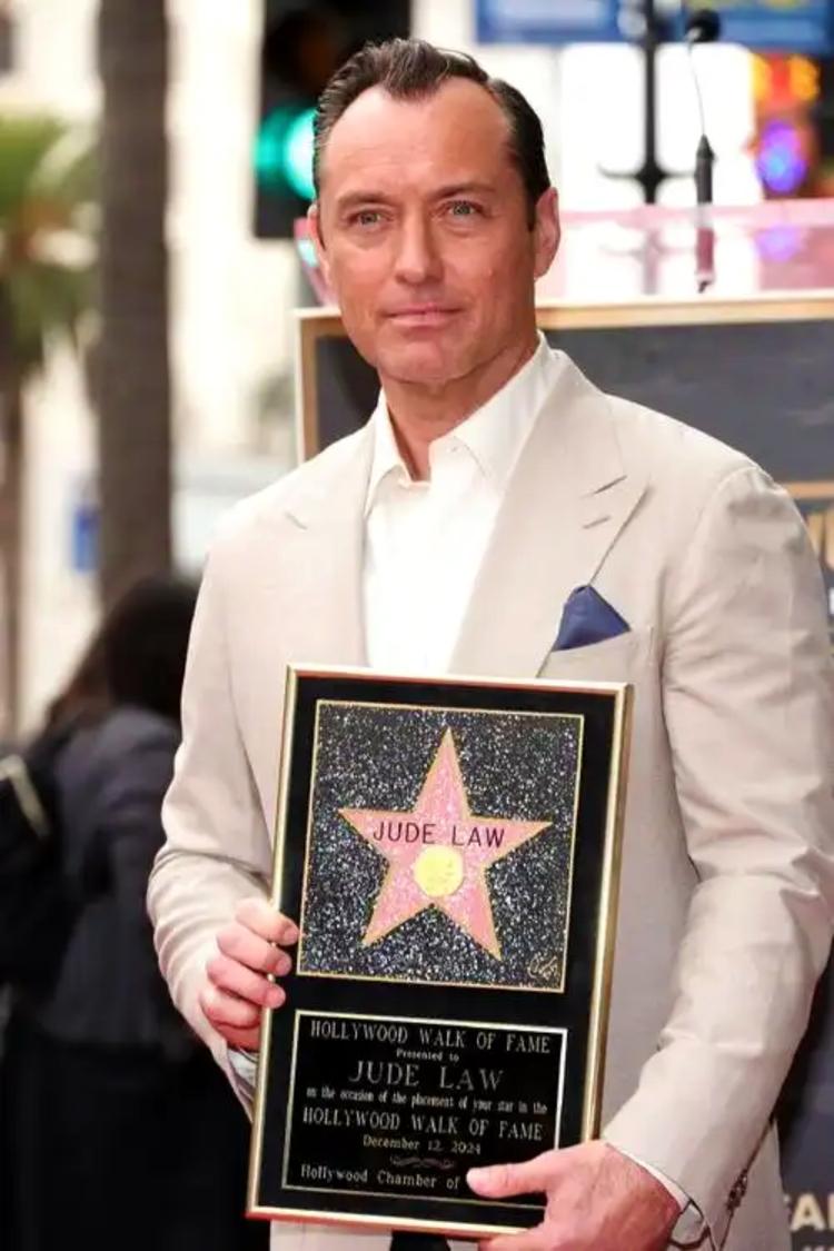 Search Results for “emma watson ” – Page 13 – A Day Magazine, image size:750x1125