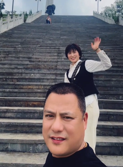 《每次陪她出去走一走就很快乐》