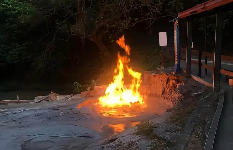 泥火山