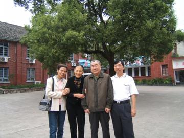 方仲华-中国大百科全书出版社上海分社美术编辑