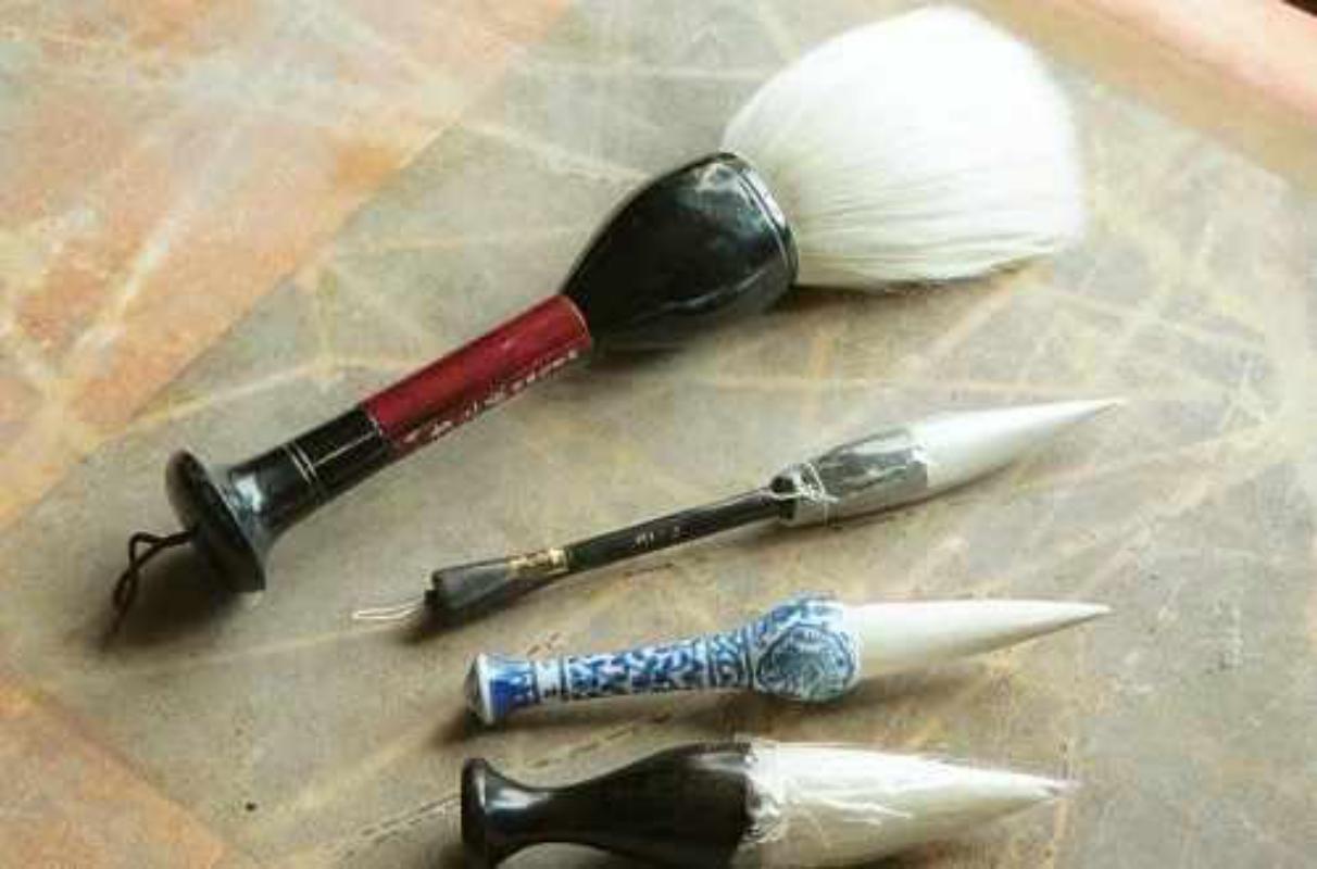 Amphora Pouch English Blend 8.75oz Pipe Tobacco |Windy City Cigars, image size:1212x800