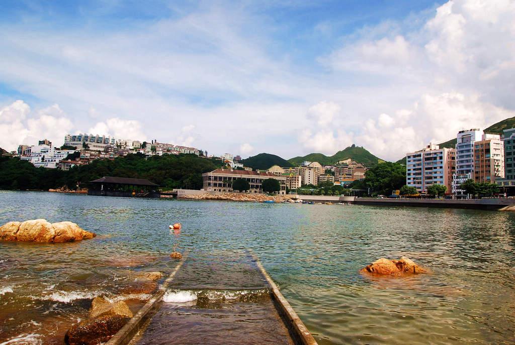 梦境中的瑰丽画卷，解析梦到一群红鲤鱼在湖里游的深层含义