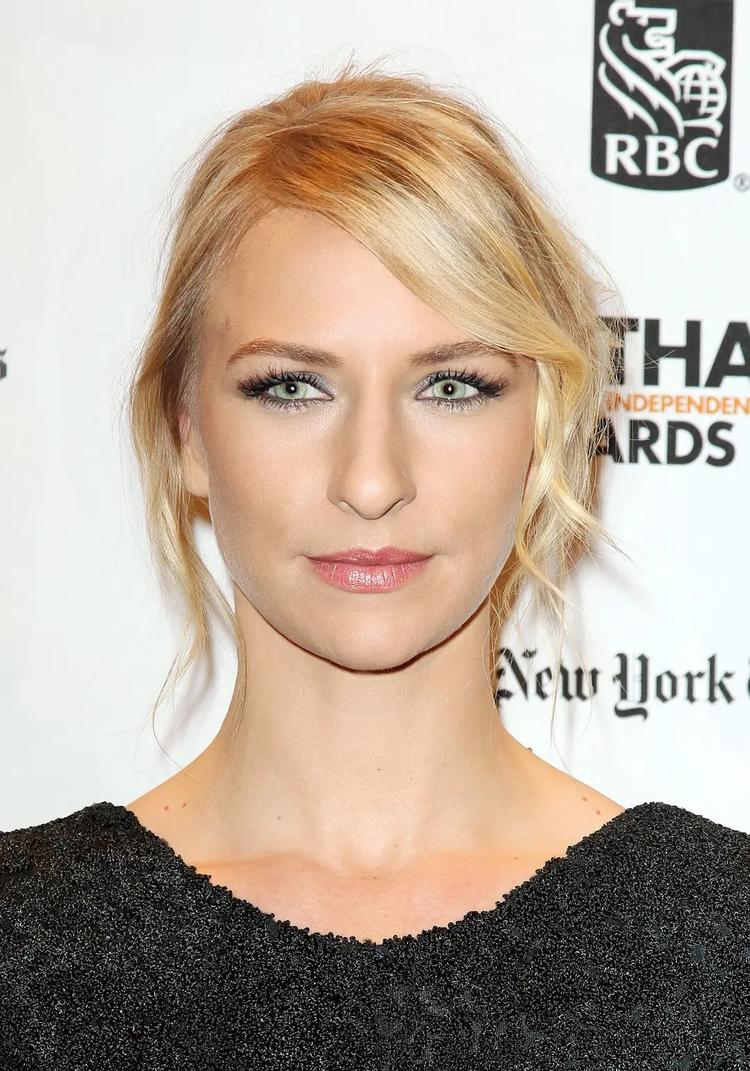 米奇·萨姆纳- 抖音百科, image size:750x1071