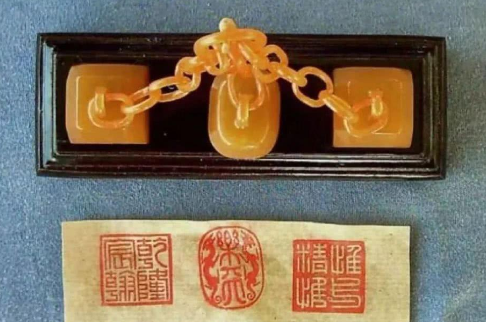 清乾隆帝田黄三联玺- 抖音百科