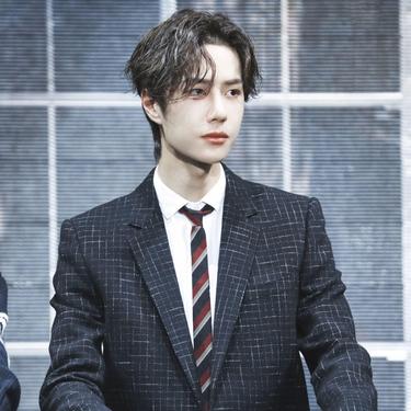 王一博 UNIQ 1st Mini ALBUM EOEO 中国版 王一博 UNIQ 1st Mini ALBUM EOEO 中国版（王一博 UNIQ 1st Mini