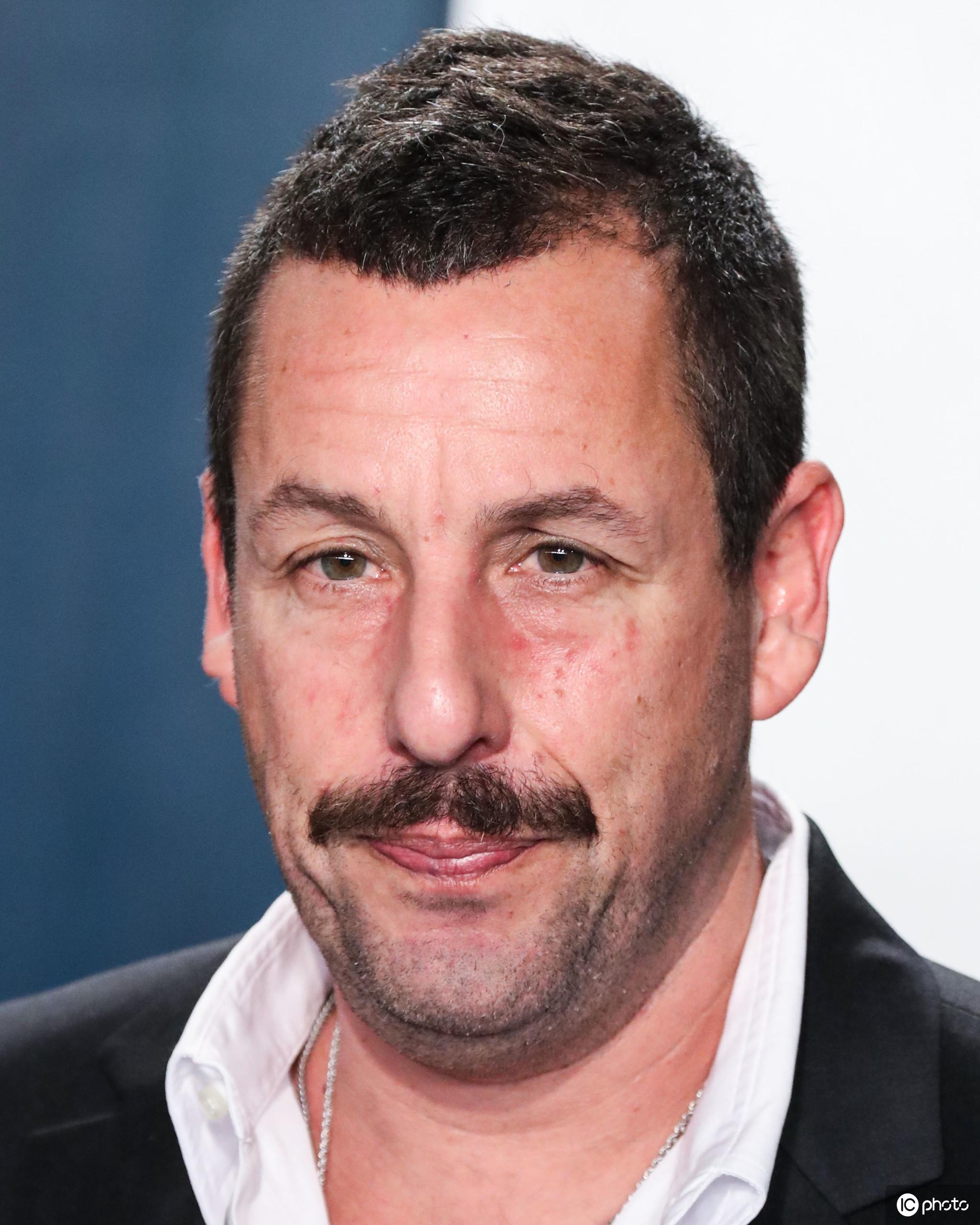 亚当·桑德勒- 抖音百科, image size:2049x2560