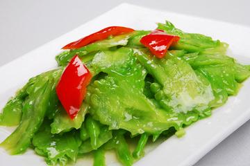 清炒苦瓜-以苦瓜、小葱为主料制成的菜品