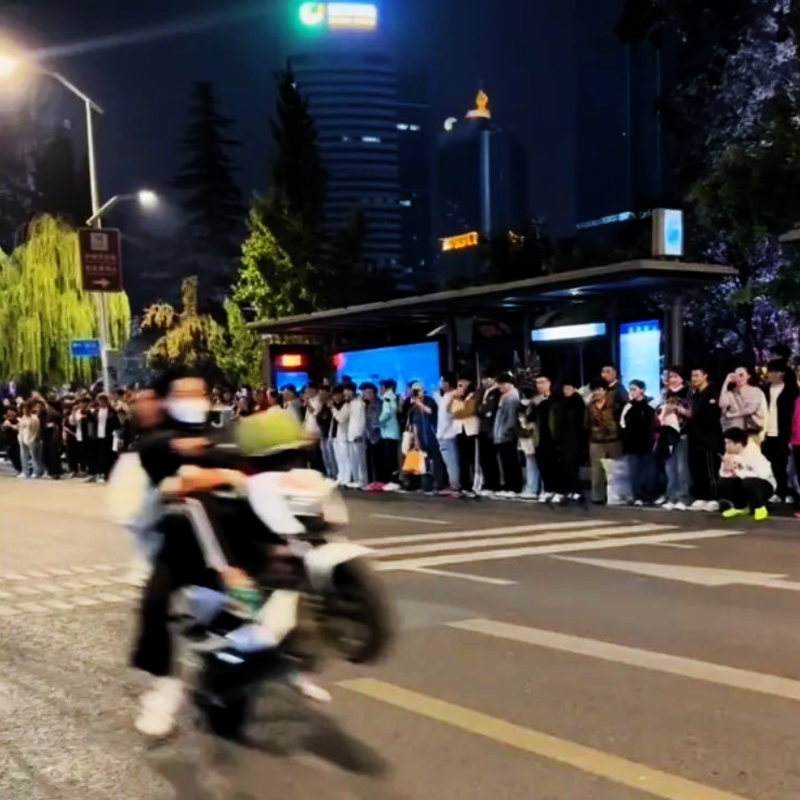 潮妈鬼火少年在济南解放阁炸街 - 抖音